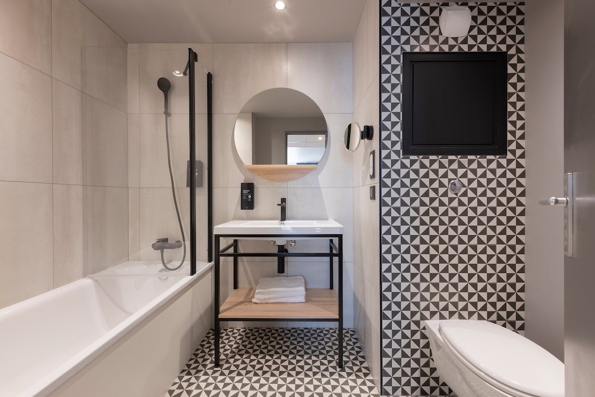 Bathroom with bathtub and shower of the superior studio Tulip Residences Joinville