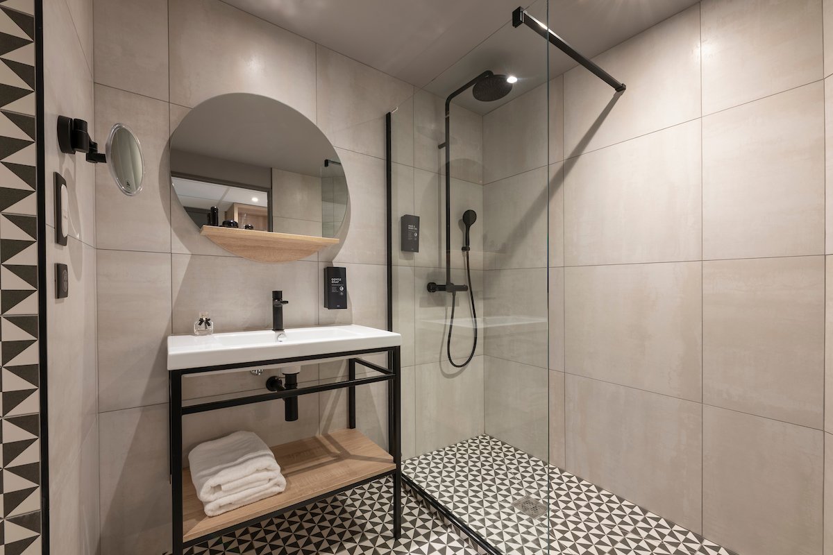 Bathroom Italian shower mirror towel hotel Joinville le Pont